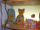 son cajas con figuras de gatos