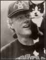 Socks, el gato m�s famoso de la Casa Blanca, recibi� durante el mandato presidencial de Bill Clinton m�s de 100.000 cartas de fans al a�o, que eran puntualmente contestadas por un equipo de voluntarios acompa�ando como firma la huella impresa de un gato.