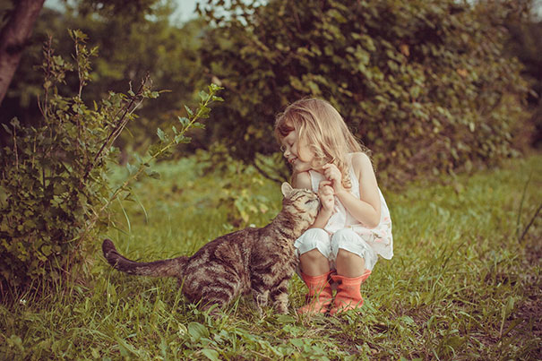 Gatos que adoran a los niños pequeños (3)